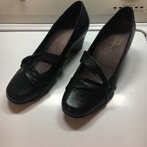 Clarks Everyday Active Air black Leather pumps